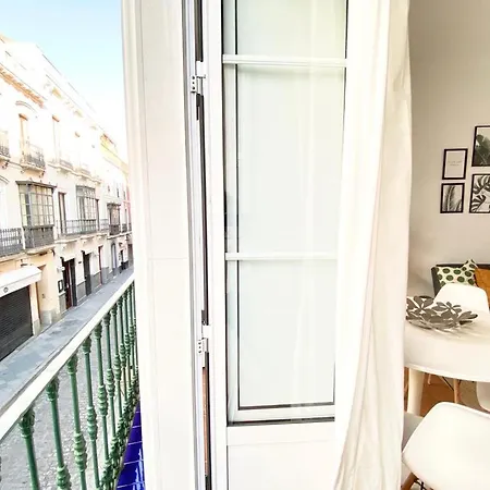 Apartment Superb In Downtown Of ,parking Optional, !! *