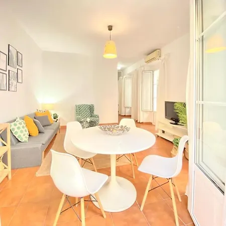 Superb In Downtown Of ,parking Optional, !! * Seville