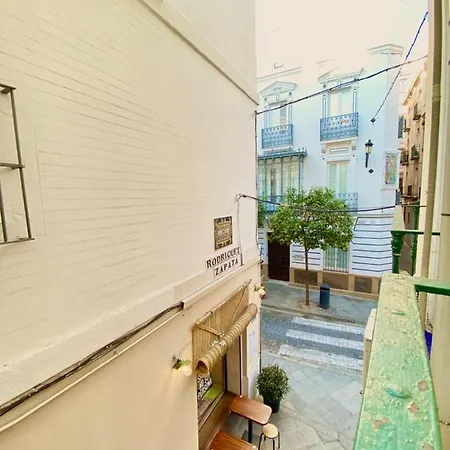 Superb In Downtown Of ,parking Optional, !! Apartment *